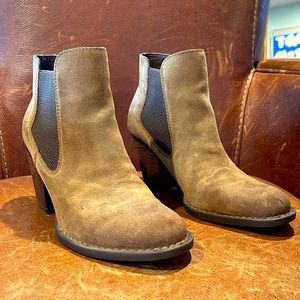 Cute ankle tan suede super comfy Born boots